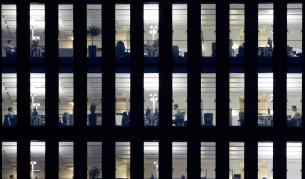 Служителите у нас - уморени и раздразнителни