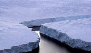 Айсберг колкото Ню Йорк се отделя от Антарктика