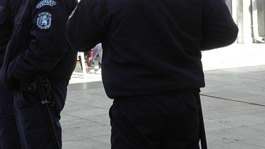 Полицаи охраняват протеста срещу кмета на ДПС в Белица