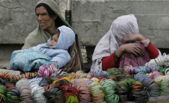 Майка и дъщеря в Афганистан пребити с камъни заради прелюбодеяние