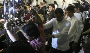 Охраната арестува филипински студент акитивист, който апострофира Клинтън по време на разговор за социалните медии, предаван на живо по телевизията