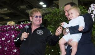 Сър Елтън Джон, парньорът му Дейвид Фърниш и синът им Закари