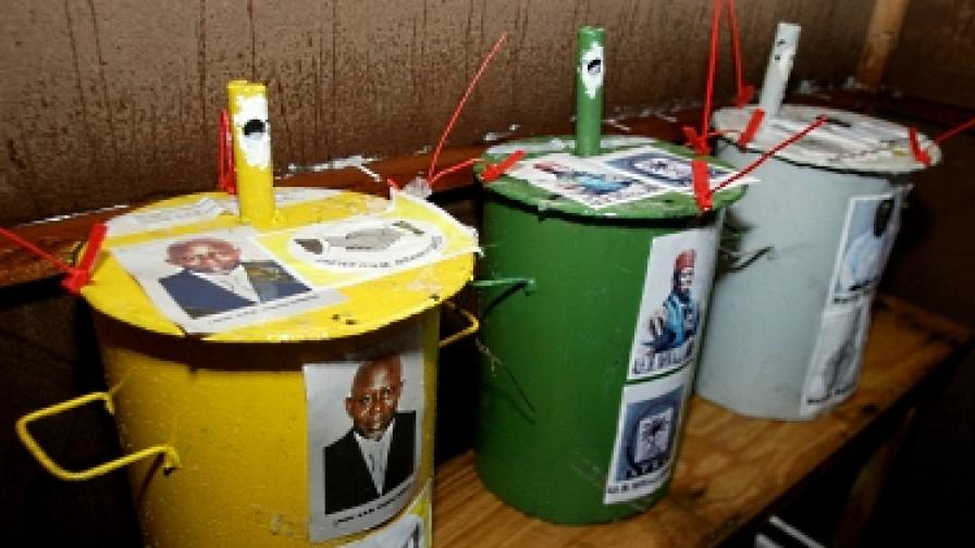 В Гамбия гласуват с... топче