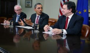 Президентът на САЩ Барак Обама, президентът на ЕС Херман Ван Ромпой и председателят на ЕК Жозе Барозу  на общата пресконференция в Белия дом