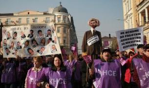 Протестиращите пред парламента с чучело на финансовия министър Симеон Дянков