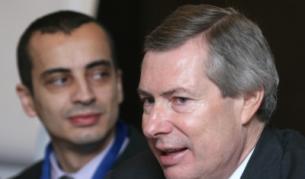 Посланикът на САЩ в София Джеймс Уорлик (д)  и съветникът в икономическото министерство Тодор Чобанов на конференцията "Стимулиране на бизнеса в дигитална среда"