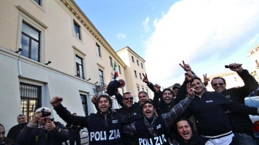 Италиански карабинери ликуват след новината за залавянето на Дзагария
