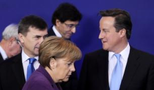 Ангела Меркел и Дейвид Камерън преди общата снимка на лидерите на 27-те държави членки на ЕС