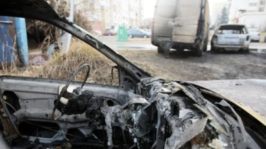 Автомобили горят на крачки от полицията