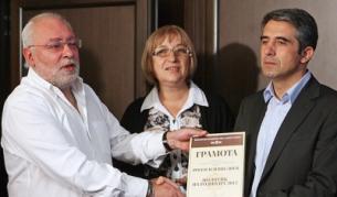 Собственикът на Дарик Радосвет Радев връчва почетната грамота на Росен Плевнелиев