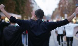 Млад мъж на един от протестите след събитията в Катуница