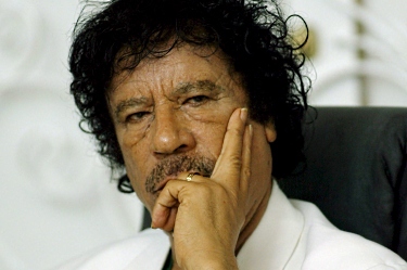 <p><strong>Муамар Кадафи и обсесивното възхищение</strong>- Диктаторът беше известен със своите ексцентричности, но обсесивната му привързаност към Кондолиза Райс беше особено забележителна. Той публично я наричаше<em> &bdquo;моята любима чернокожа африканка&ldquo;</em> и я обсипваше с бижута на стойност стотици хиляди долари. Сред подаръците дори имаше песен, написана специално за нея. Тези жестове изглеждаха като смесица от политически театър и лична фантазия. Кадафи се опитваше да изгради емоционален образ на себе си като харизматичен лидер, но в действителност демонстрираше пълно откъсване от дипломатическите норми.</p>