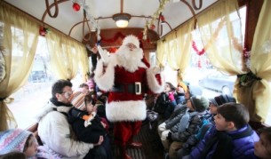 Ако имате късмет (или ако се сетят родителите ви), може да попаднете в празничен ретротрамвай в който Дядо Коледа раздава подаръци...