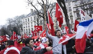 Около 3000 живеещи във Франция турци демонстрираха мирно пред парламента преди вота