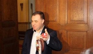 Министърът на земеделието и храните Мирослав Найденов показва ис9тисския Горнооряховски суджук - само три фирми имат  право да го наричат така