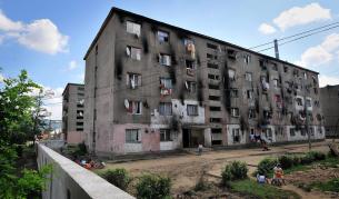 Ромските "бели якички" прахосвали милиони