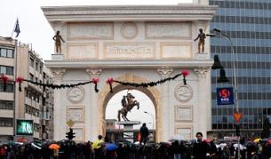 Триумфалната арка при откриването й. Зад нея се вижда монумента "Воин на кон"