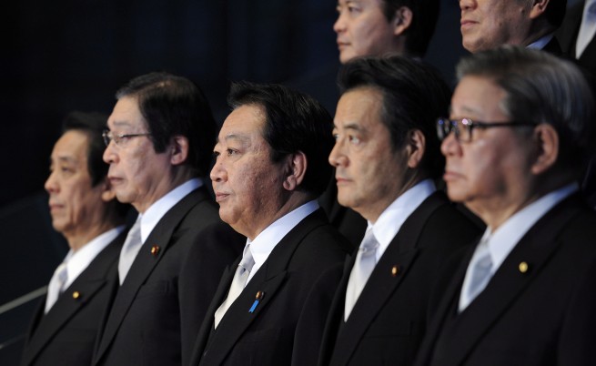 Японският премиер смени пет министри