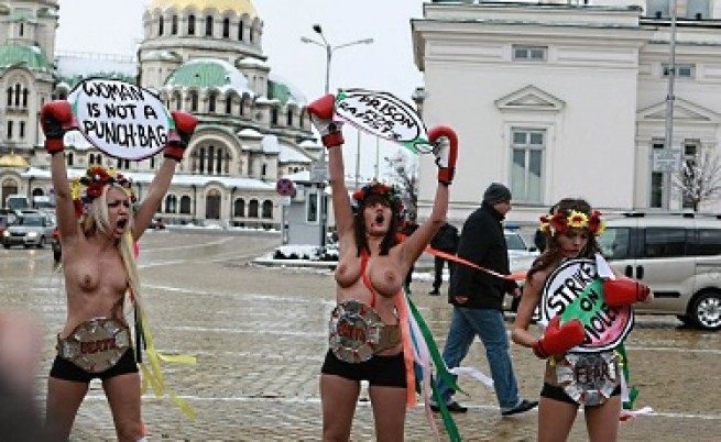 ФЕМЕН протестираха голи в центъра на София