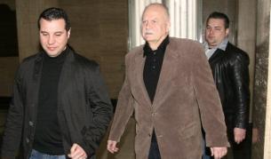 И вчера, и днес Никола Филчев дойде в съдебната палата, придружен от двама охранители