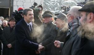 След молебен за жертвите на комунистическия режим Росен Плевнелиев разговаря с репресирани