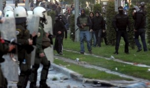 Младите в Гърция не спират протестите, докато дядовците им получават пенсии и след смъртта си