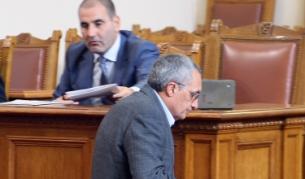 Вицепремиерът Цветан Цветанов и очаква въпрос от Иван Костов по време на парламентарен контрол