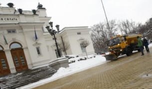Хилари Клинтън кацна половин час по-късно заради снега