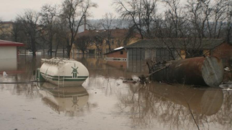 Скъсана дига причини наводнението в с. Бисер, което отне човешки животи