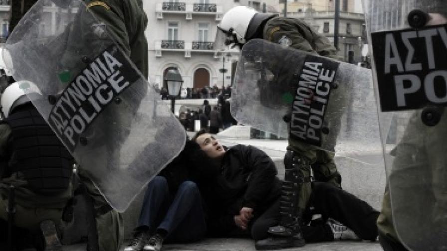 На фона на все по-острия тон на ЕС към Гърция протестите в южната ни съседка продължават