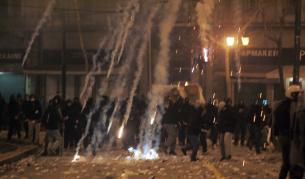 "Да" за новите тежки икономии в горящата Атина