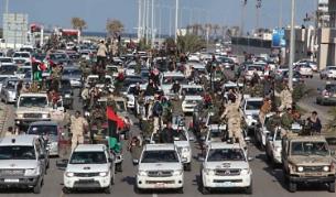Въоръжени либийци вече се излязоха по улиците, за да празнуват преди годишнината, но и в отговор на думите на Саади Кадафи, че в страната се готви въстание