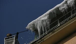 Общината напомня за опасния лед над главите ни