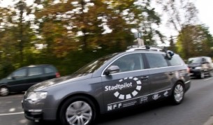 Изпитания с подобни автомобили се провеждат в няколко държави по света - този "Фолксваген" се тества в Германия