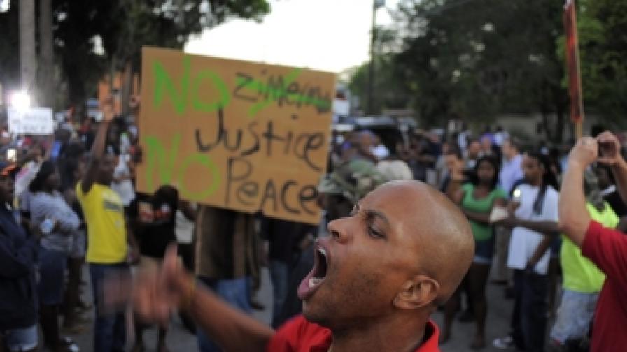 Демонстрантите искат справедливост за Трейвън Мартин, застрелян от бял в Санфорд, Флорида, на 26 февруари