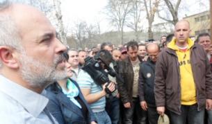 Министър Тотю Младенов при протестиращите в Кърджали металурзи