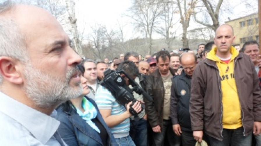Министър Тотю Младенов при протестиращите в Кърджали металурзи