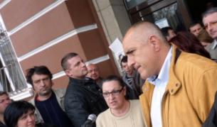 "Стандарт": Премиерът като Бърза помощ