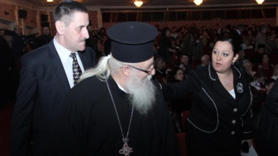 Отец Иван, омбудсманът Константин Пенчев и регионалният министър Лиляна Павлова при окриването на дарителската кампания