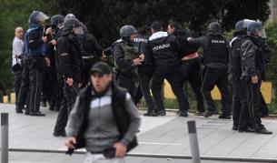 Македонски части за борба с безредиците арестуват демонстранти след сблъсъци в Скопие. Размириците бяха избухнаха след петорното убийство край столицата на 12 април