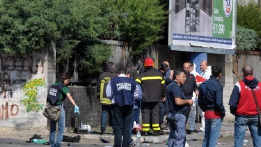 Пожарникари и криминалисти пред атакуваната гимназия в Бриндизи