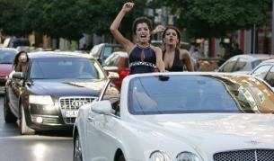 От полицията съветват празнуващите младежи да не се показват от колите в движение