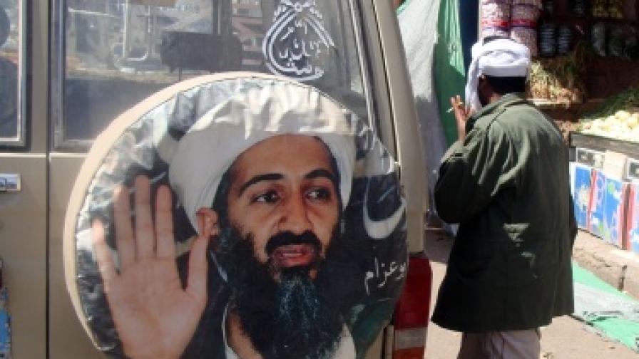 Лицето на Осама бин Ладен покрива резервна гума на кола на боец на Ал Кайда в Йемен