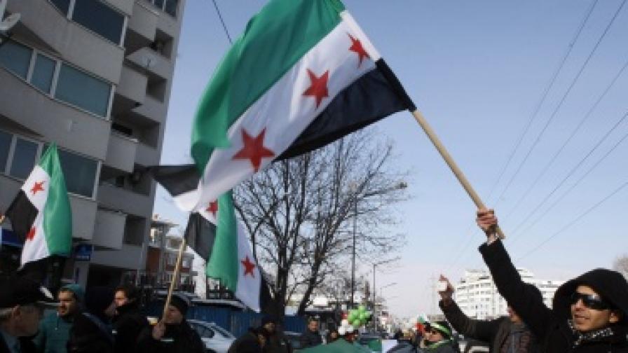 В деня на срещата на представителите на сирийската опозиция у нас сирийски граждани протестираха пред посолството на Сирия у нас срещу насилието и жестокостите в Хула