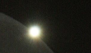 Венера се вижда зад Луната