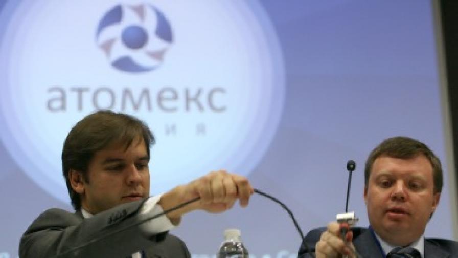 Кирил Комаров (вляво) по време на енергиен форум в София през 2011 г.