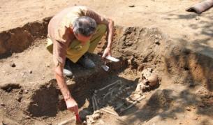 В разкрития от археолозите гроб в скелетът е с характерно връзване на ръцете и краката, а до него са намерени въглени