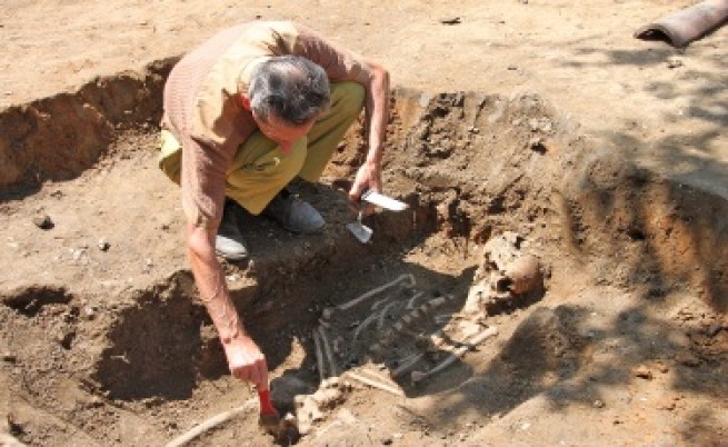 Архeолози откриха погребение с ритуал против вампирясване