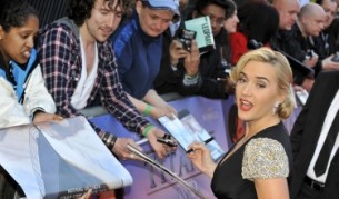 Кейт Уинслет раздава автографи преди церемонията за връчване на наградите "Оскар" - 27 март 2012 г.