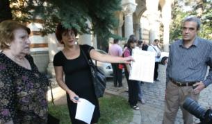 Писателката Емилия Дворянова показва събраните в интернет за три дни над 700 подписа под петицията срещу връчваното незаконно църковно отличие "архонт" на съмнителни търговци